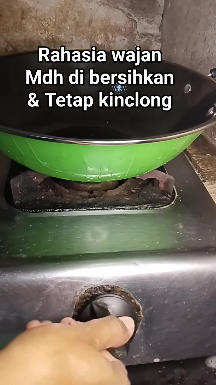 Rahasia pantat wajan bersih dan antigosong meski sering dipakai, cukup oleskan 1 bahan dapur ini