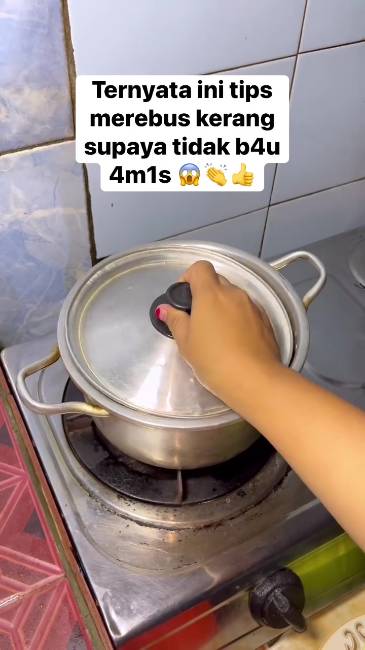 Sering rebus kerang tapi masih bau amis? Jangan pakai rempah! Coba gunakan garam dan 1 kulit buah ini