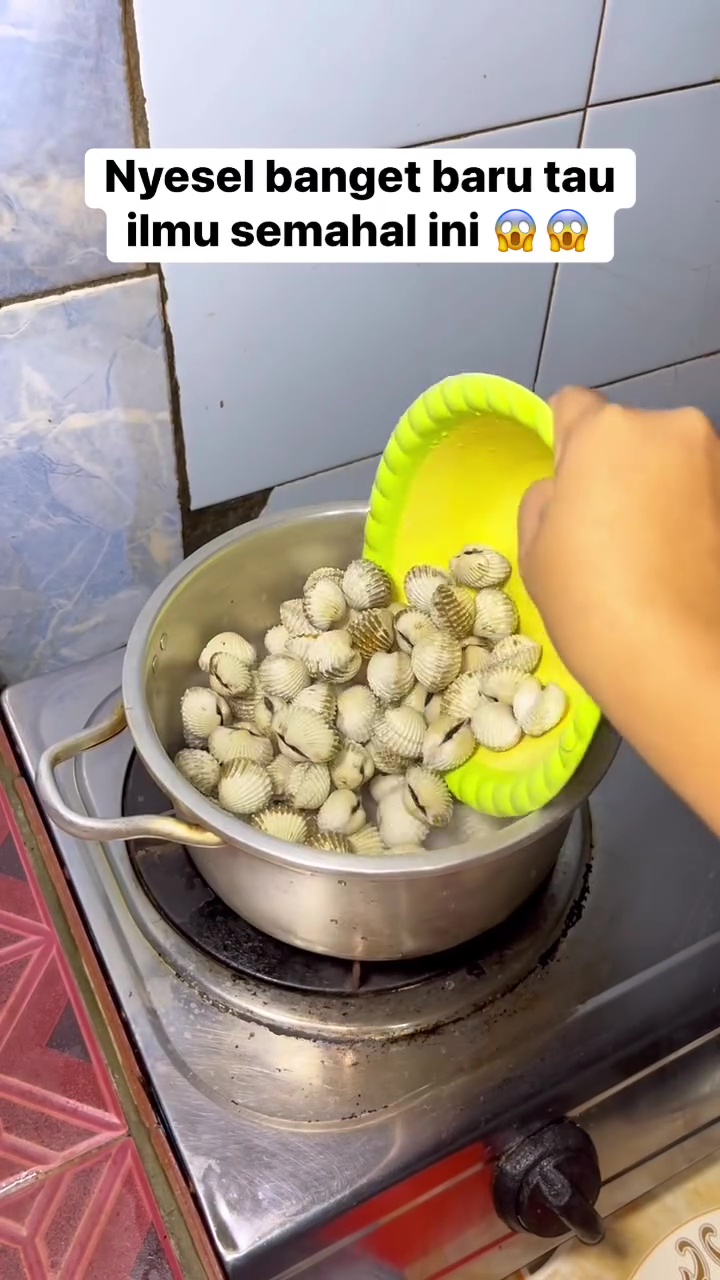 Sering rebus kerang tapi masih bau amis? Jangan pakai rempah! Coba gunakan garam dan 1 kulit buah ini