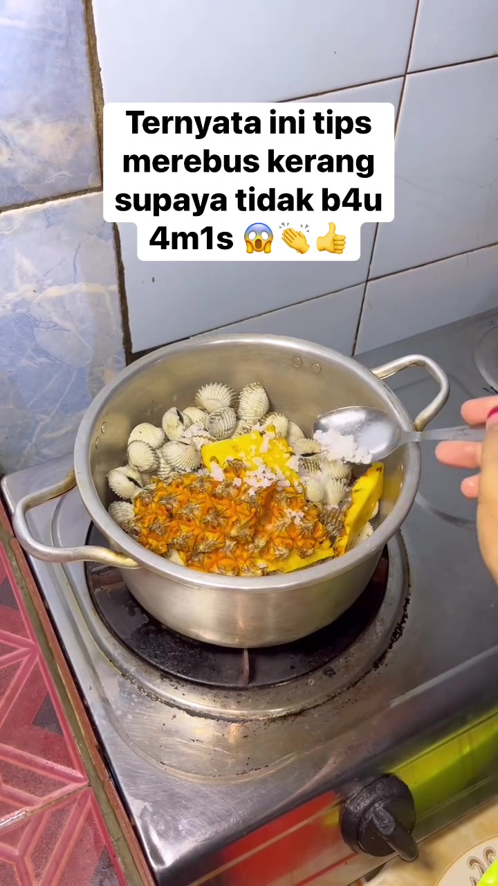Sering rebus kerang tapi masih bau amis? Jangan pakai rempah! Coba gunakan garam dan 1 kulit buah ini