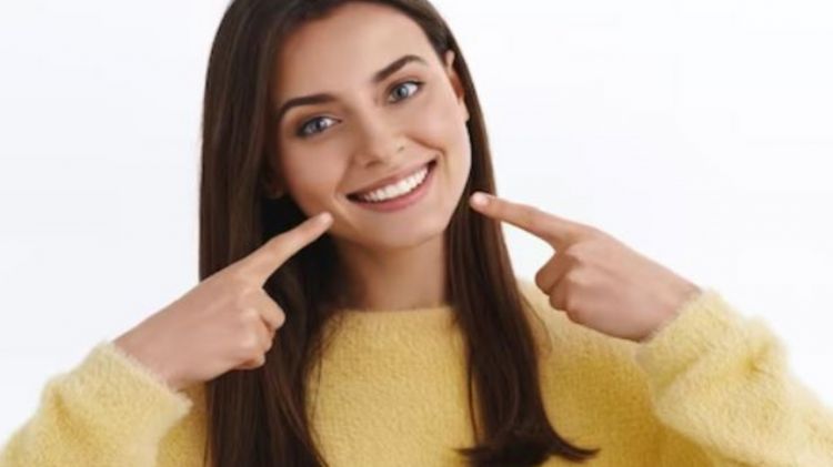 Bukan pakai kulit pisang, begini trik memutihkan gigi penuh noda kulit dengan 1 bahan dapur