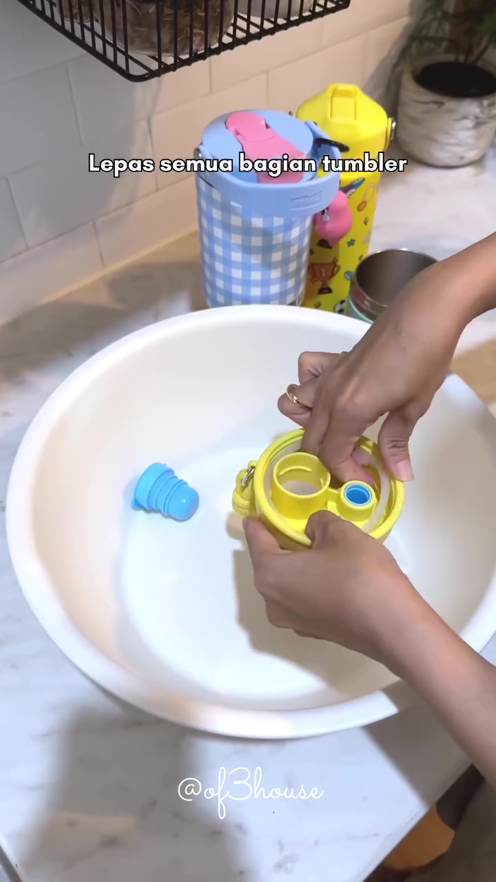 Lumut di sedotan dan tutup botol auto luntur tanpa disikat, ternyata cuma direndam pakai 1 bahan dapur