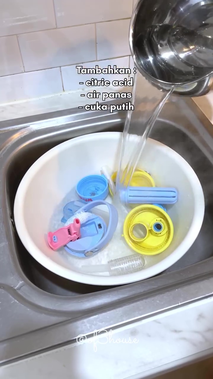 Lumut di sedotan dan tutup botol auto luntur tanpa disikat, ternyata cuma direndam pakai 1 bahan dapur