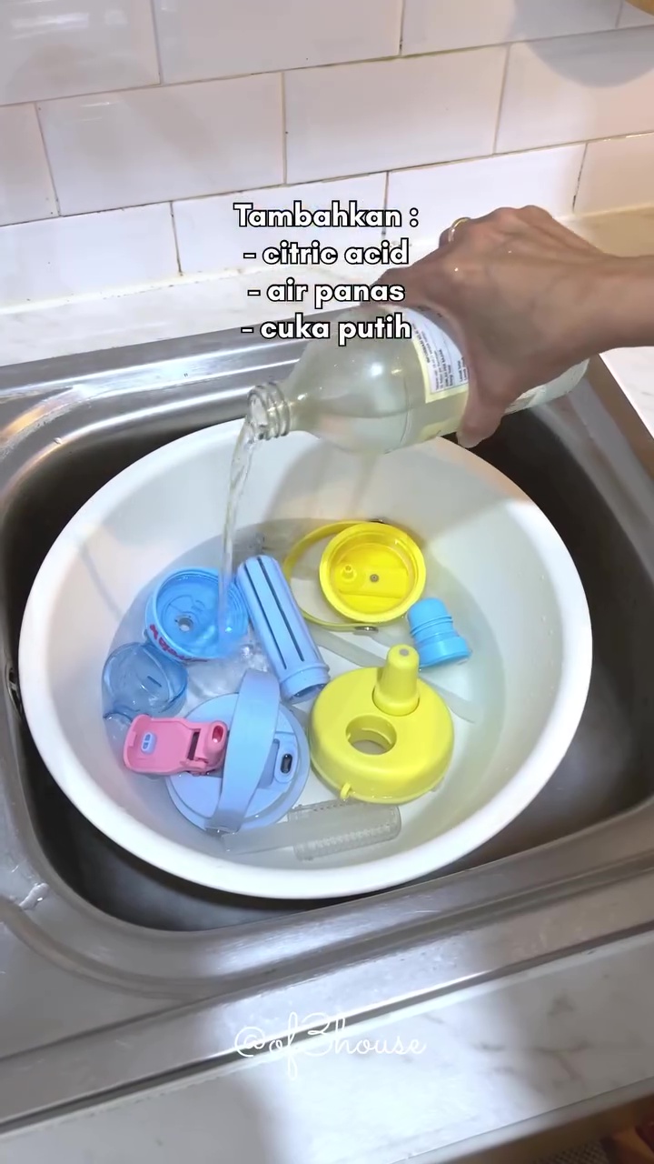 Lumut di sedotan dan tutup botol auto luntur tanpa disikat, ternyata cuma direndam pakai 1 bahan dapur