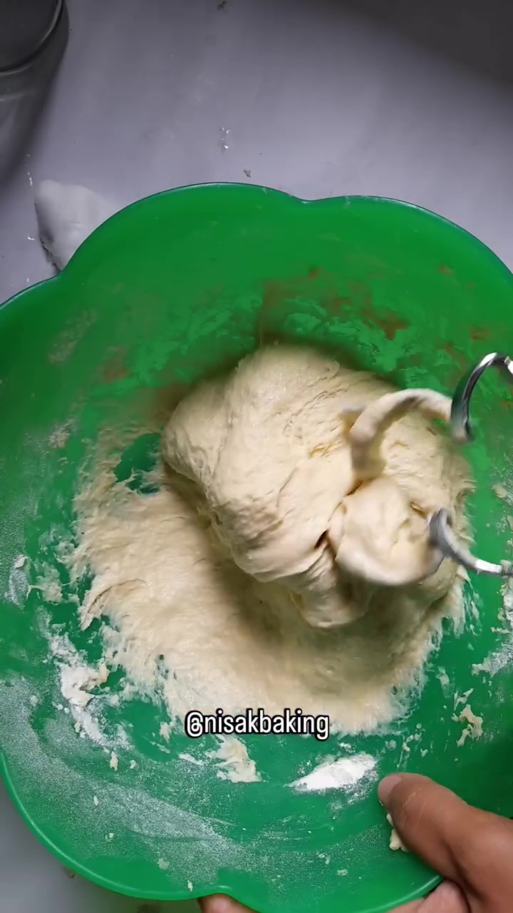 Jangan beri tepung jika tak ingin roti jadi keras, ini trik jitu mengatasi adonan lengket saat dimixer