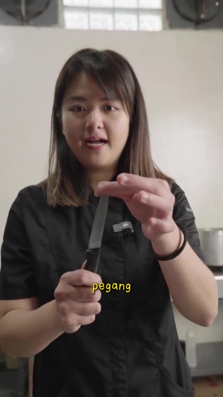 Tak perlu termometer, chef ini bagikan cara cek bagian dalam ayam goreng matang sempurna tanpa dibelah