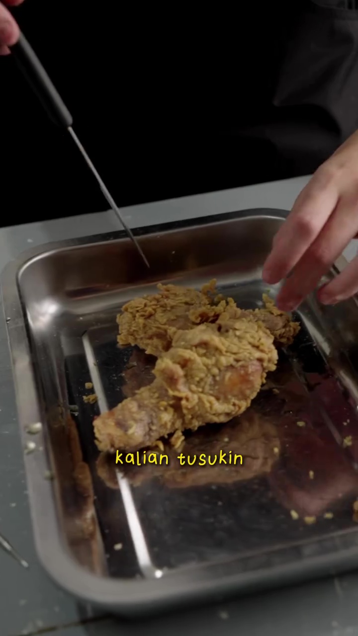 Tak perlu termometer, chef ini bagikan cara cek bagian dalam ayam goreng matang sempurna tanpa dibelah