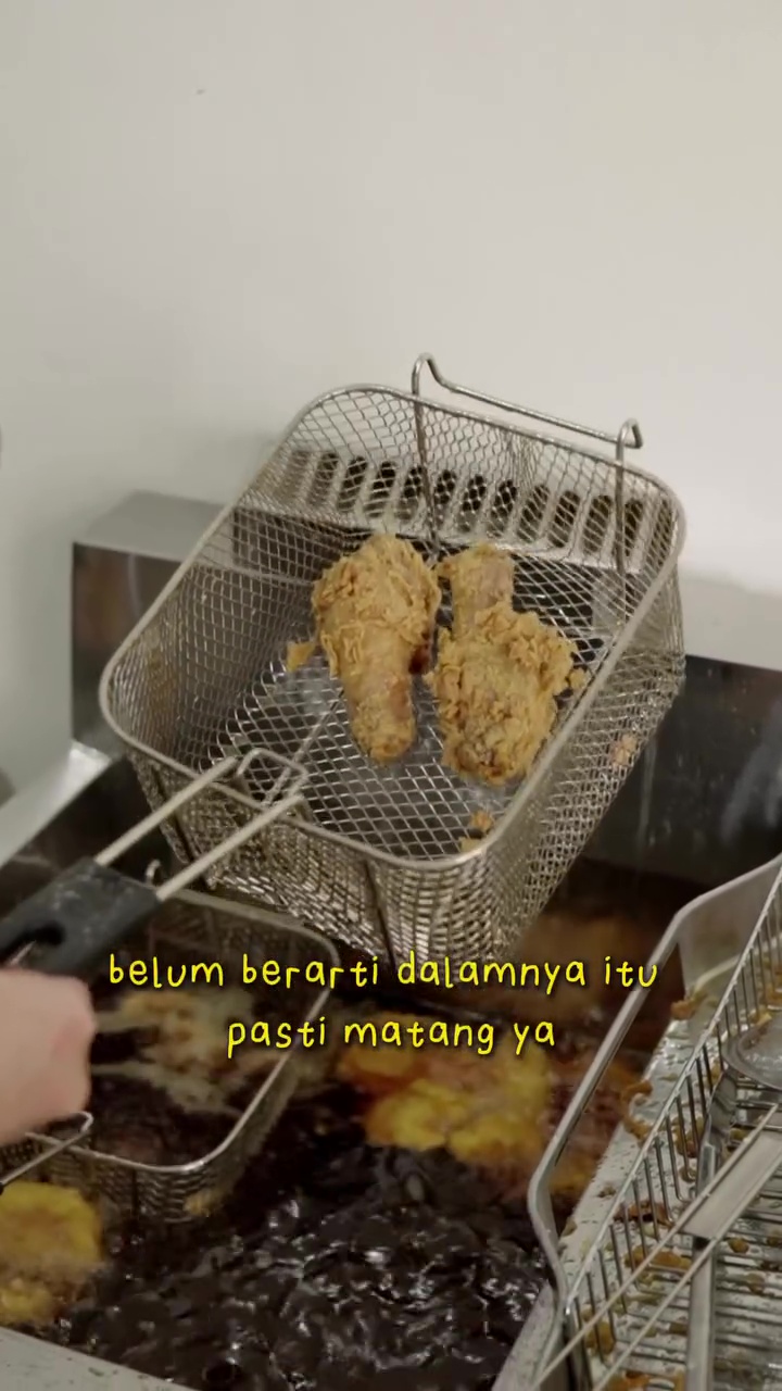Tak perlu termometer, chef ini bagikan cara cek bagian dalam ayam goreng matang sempurna tanpa dibelah