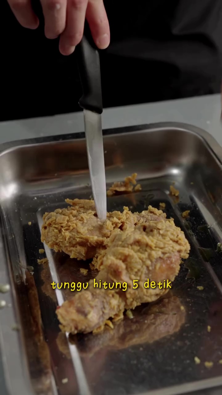 Tak perlu termometer, chef ini bagikan cara cek bagian dalam ayam goreng matang sempurna tanpa dibelah