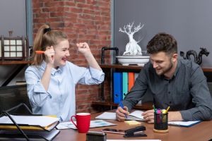 100 Kata-kata lucu tentang dunia kerja yang paling relate, ngakak dulu biar nggak burnout