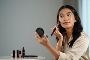 5 Rekomendasi makeup multifungsi, simple, hemat waktu, tetap glowing
