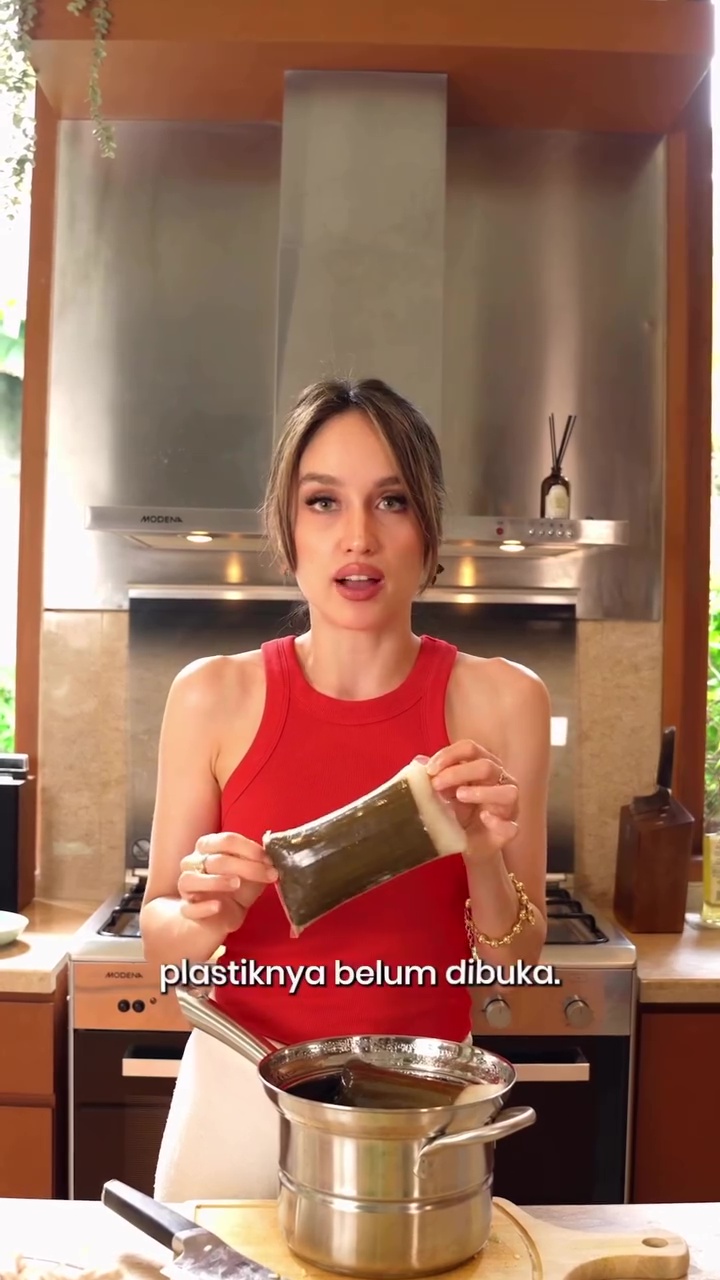 Nggak nyangka! Cinta Laura pilih buang lontong saat masak gado-gado, ternyata ini alasannya