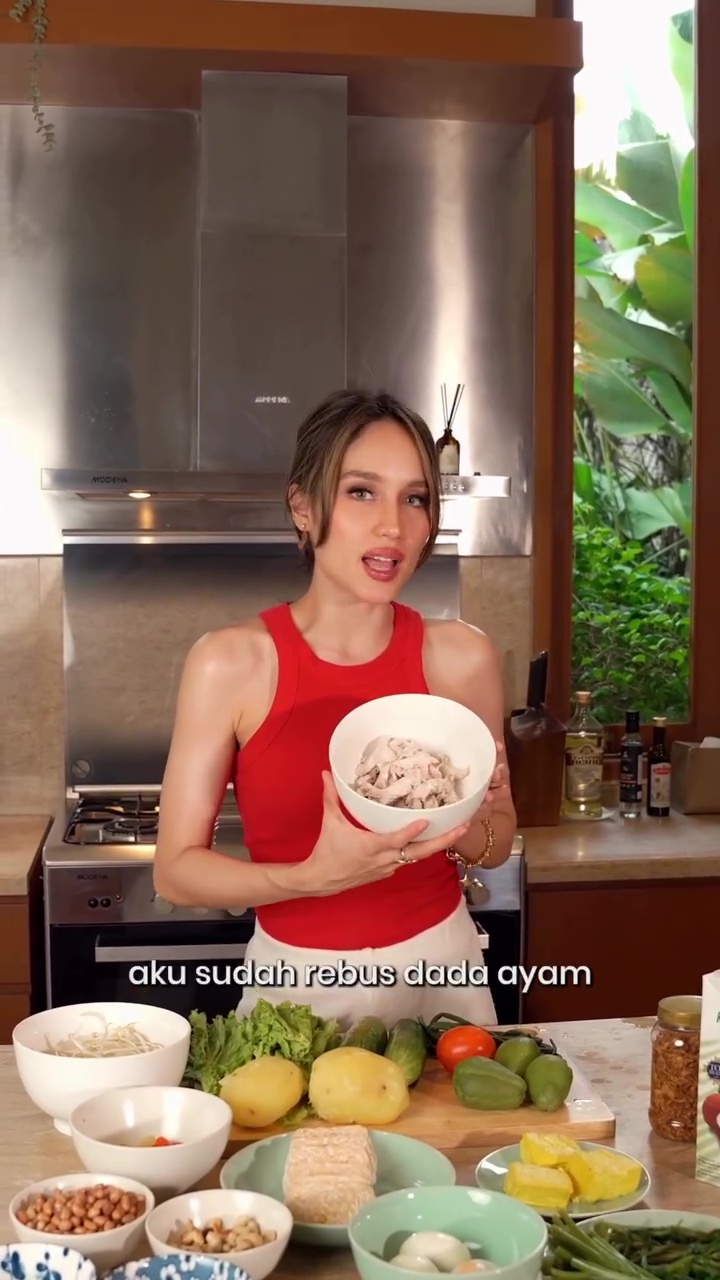 Nggak nyangka! Cinta Laura pilih buang lontong saat masak gado-gado, ternyata ini alasannya