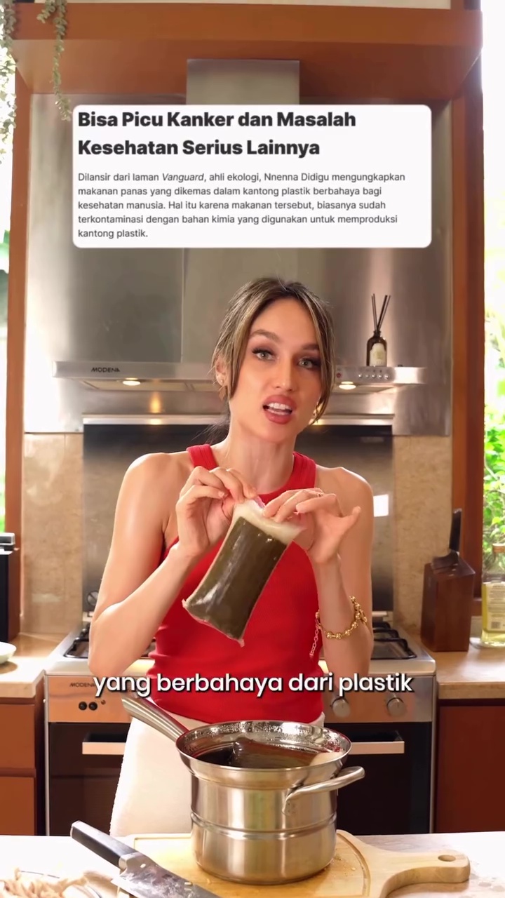 Nggak nyangka! Cinta Laura pilih buang lontong saat masak gado-gado, ternyata ini alasannya