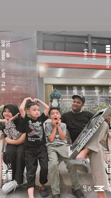 Virgoun ambil alih urus anak, ini 7 potretnya liburan bareng ketiga buah hati di Jepara