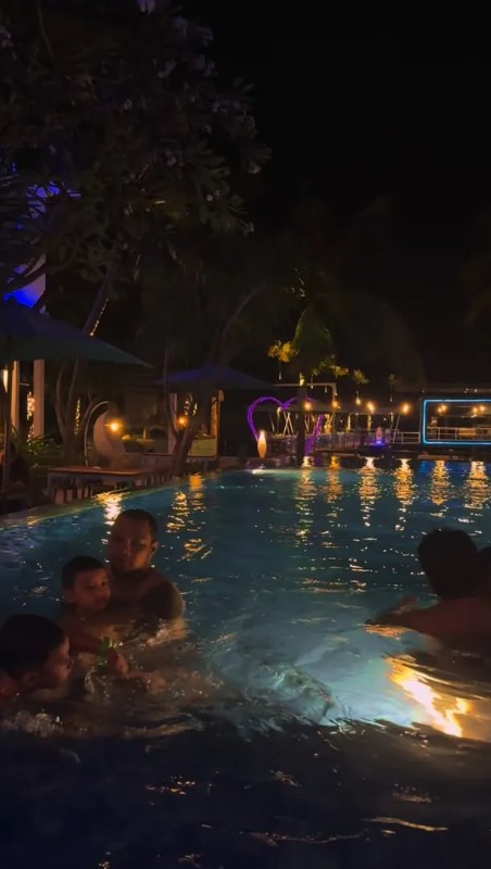 Virgoun ambil alih urus anak, ini 7 potretnya liburan bareng ketiga buah hati di Jepara