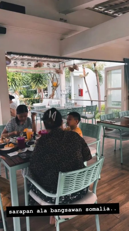 Virgoun ambil alih urus anak, ini 7 potretnya liburan bareng ketiga buah hati di Jepara