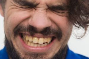 Langsung putih dalam 2 menit, trik menghilangkan noda kuning gigi pakai 1 jenis bumbu dapur