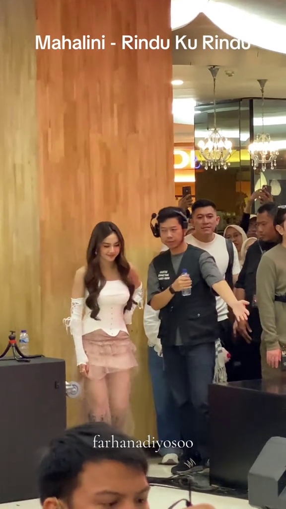 Tak kuasa tahan tangis haru, ini 9 momen Mahalini kembali manggung usai 1 tahun hiatus