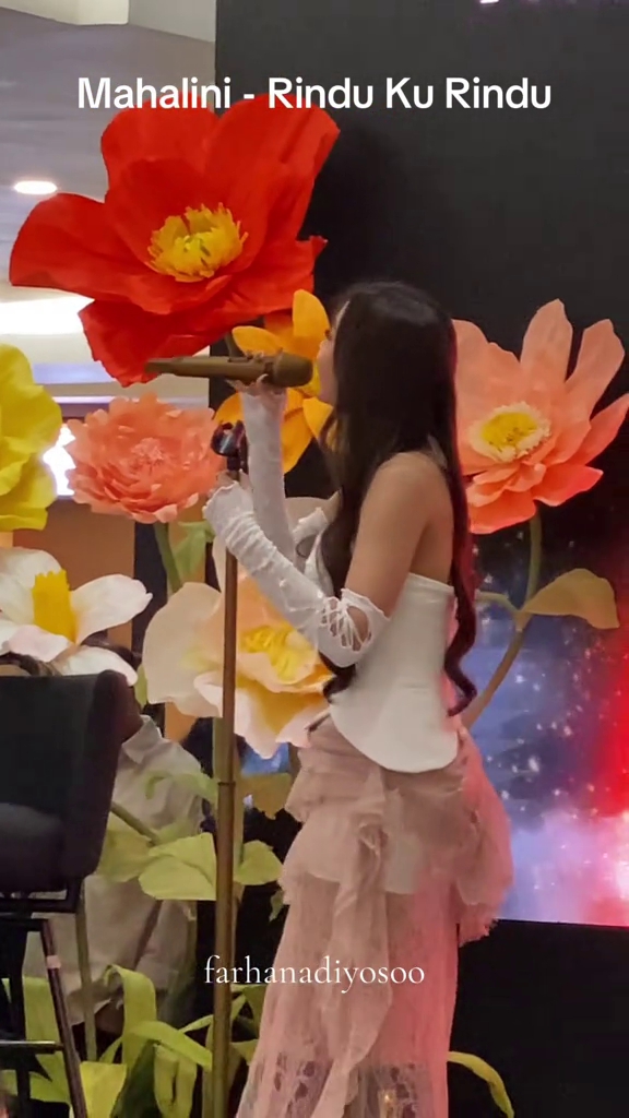 Tak kuasa tahan tangis haru, ini 9 momen Mahalini kembali manggung usai 1 tahun hiatus