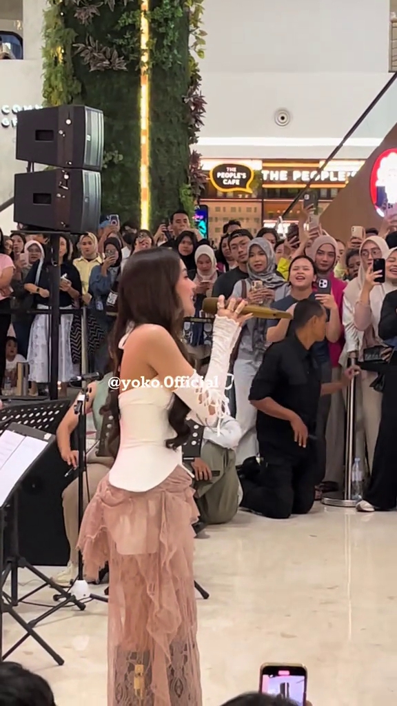 Tak kuasa tahan tangis haru, ini 9 momen Mahalini kembali manggung usai 1 tahun hiatus