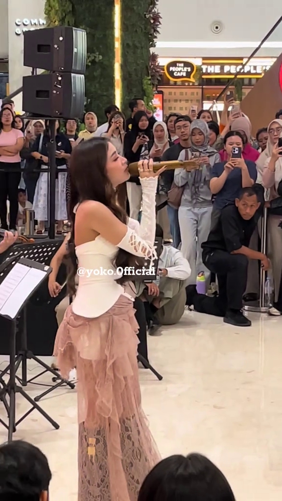 Tak kuasa tahan tangis haru, ini 9 momen Mahalini kembali manggung usai 1 tahun hiatus