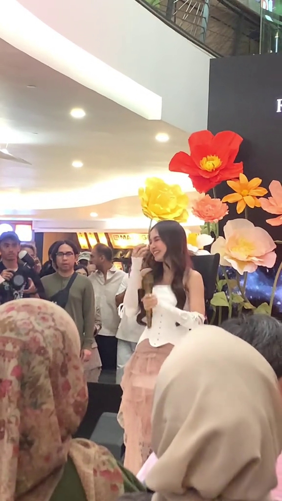 Tak kuasa tahan tangis haru, ini 9 momen Mahalini kembali manggung usai 1 tahun hiatus