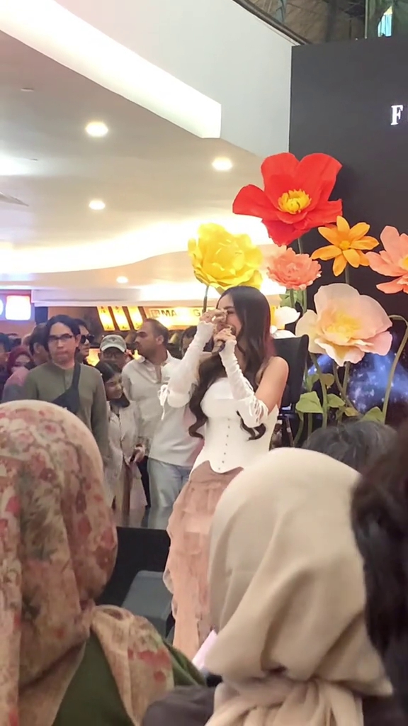 Tak kuasa tahan tangis haru, ini 9 momen Mahalini kembali manggung usai 1 tahun hiatus