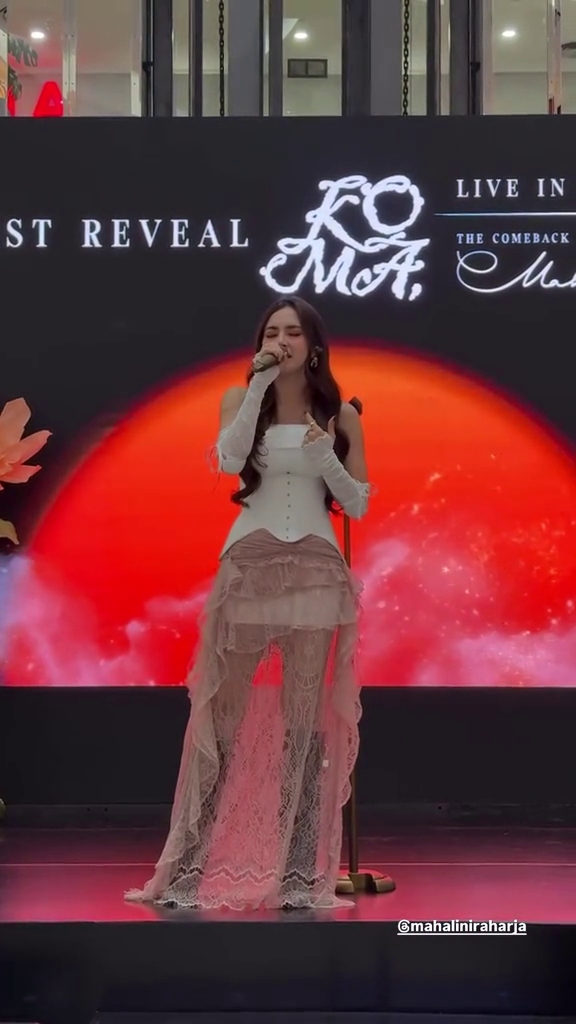 Tak kuasa tahan tangis haru, ini 9 momen Mahalini kembali manggung usai 1 tahun hiatus