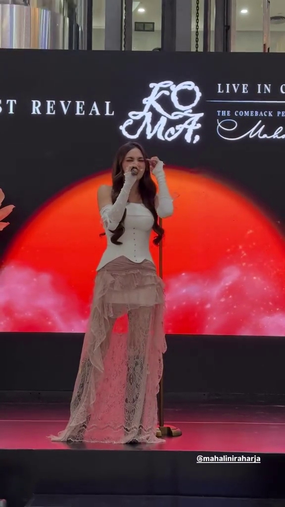 Tak kuasa tahan tangis haru, ini 9 momen Mahalini kembali manggung usai 1 tahun hiatus
