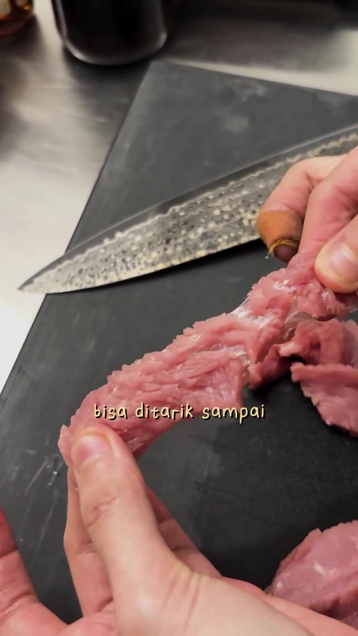 Kerap disepelekan! Simak trik potong daging sapi lokal biar hasilnya cepat empuk saat diolah