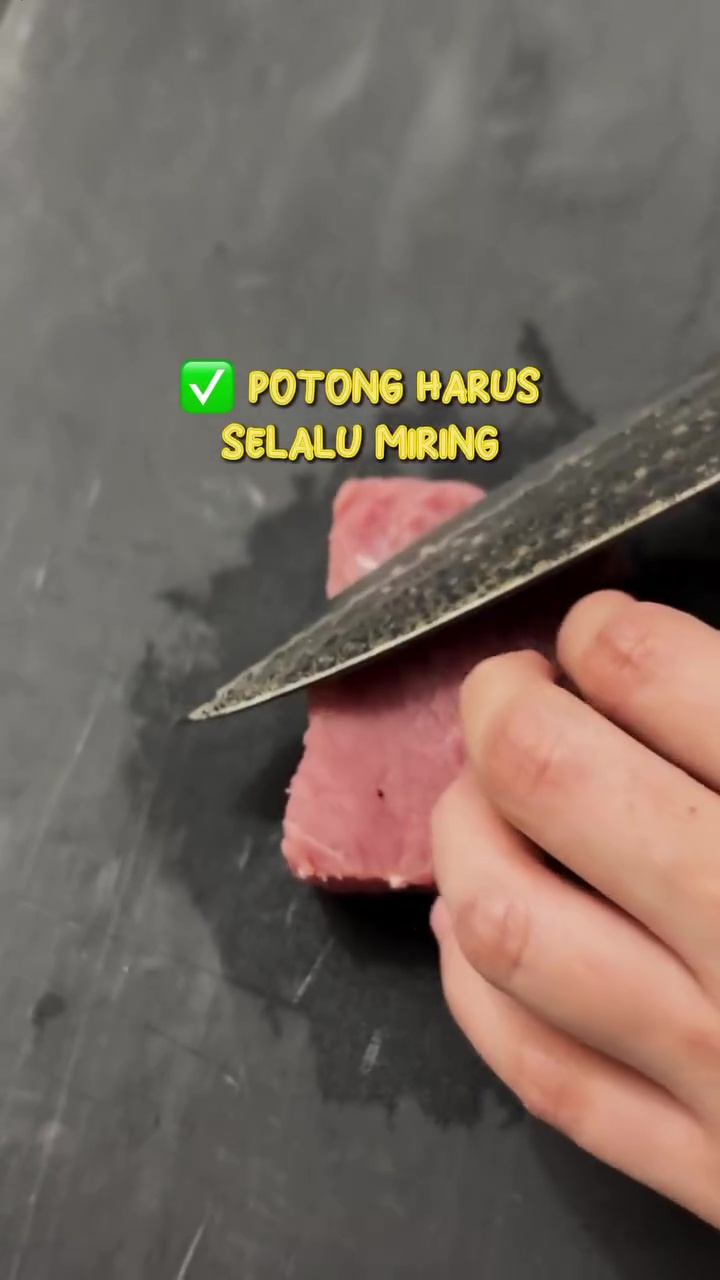 Kerap disepelekan! Simak trik potong daging sapi lokal biar hasilnya cepat empuk saat diolah