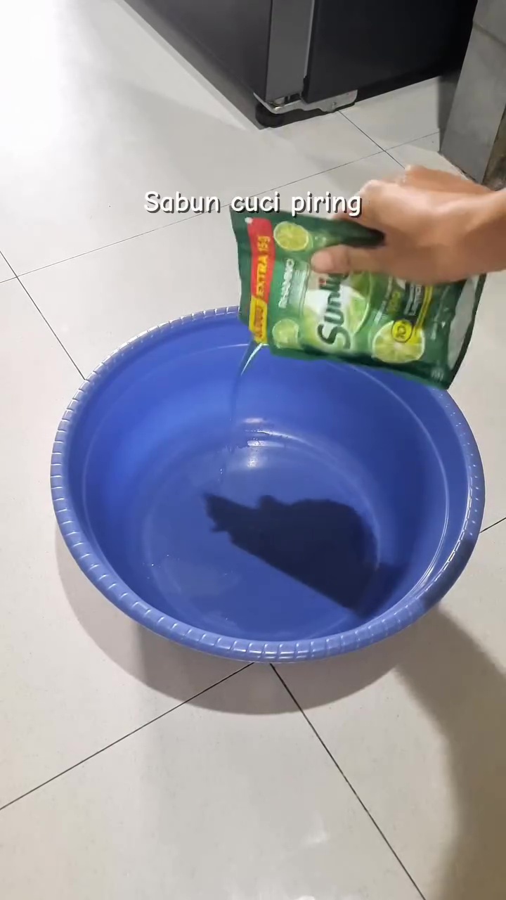 Asal pakai pembersih bisa bikin lantai bau amis usai dipel, coba gunakan 2 bahan dapur ini biar wangi