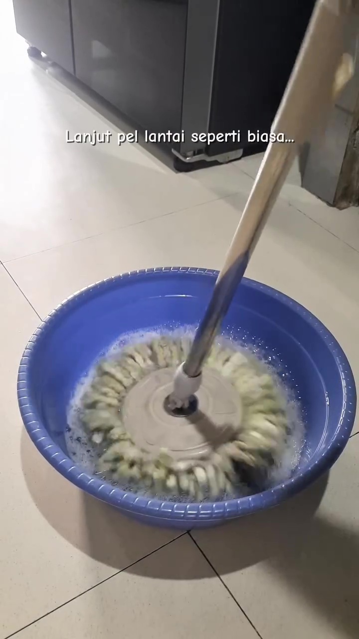 Asal pakai pembersih bisa bikin lantai bau amis usai dipel, coba gunakan 2 bahan dapur ini biar wangi