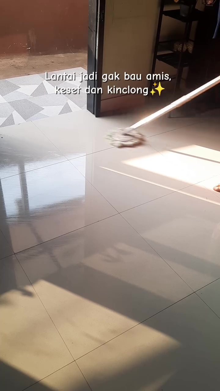 Asal pakai pembersih bisa bikin lantai bau amis usai dipel, coba gunakan 2 bahan dapur ini biar wangi