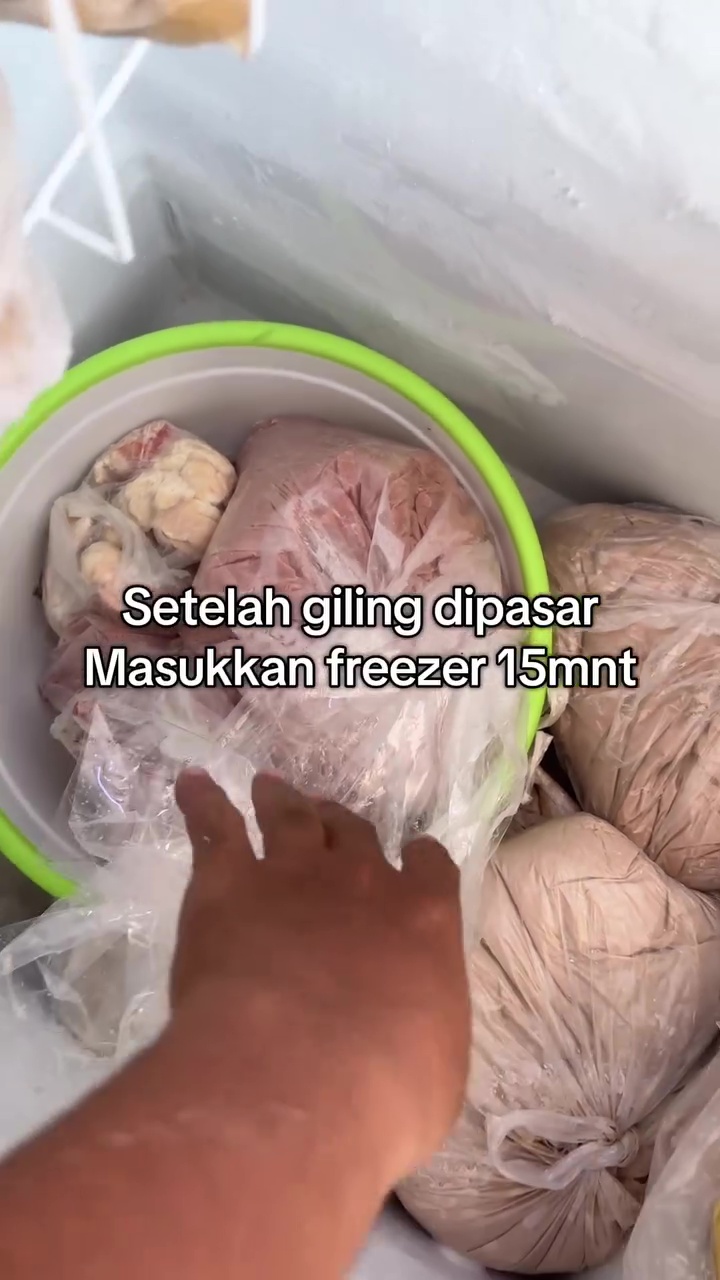Ternyata nggak langsung dicetak, pedagang bakso ini bagikan trik agar adonan antipecah saat dimasak