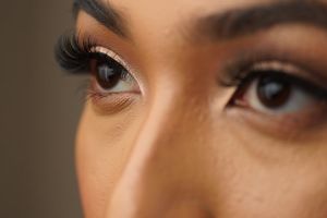 5 Rekomendasi bulu mata palsu, tampil natural, lentik, dan hemat budget