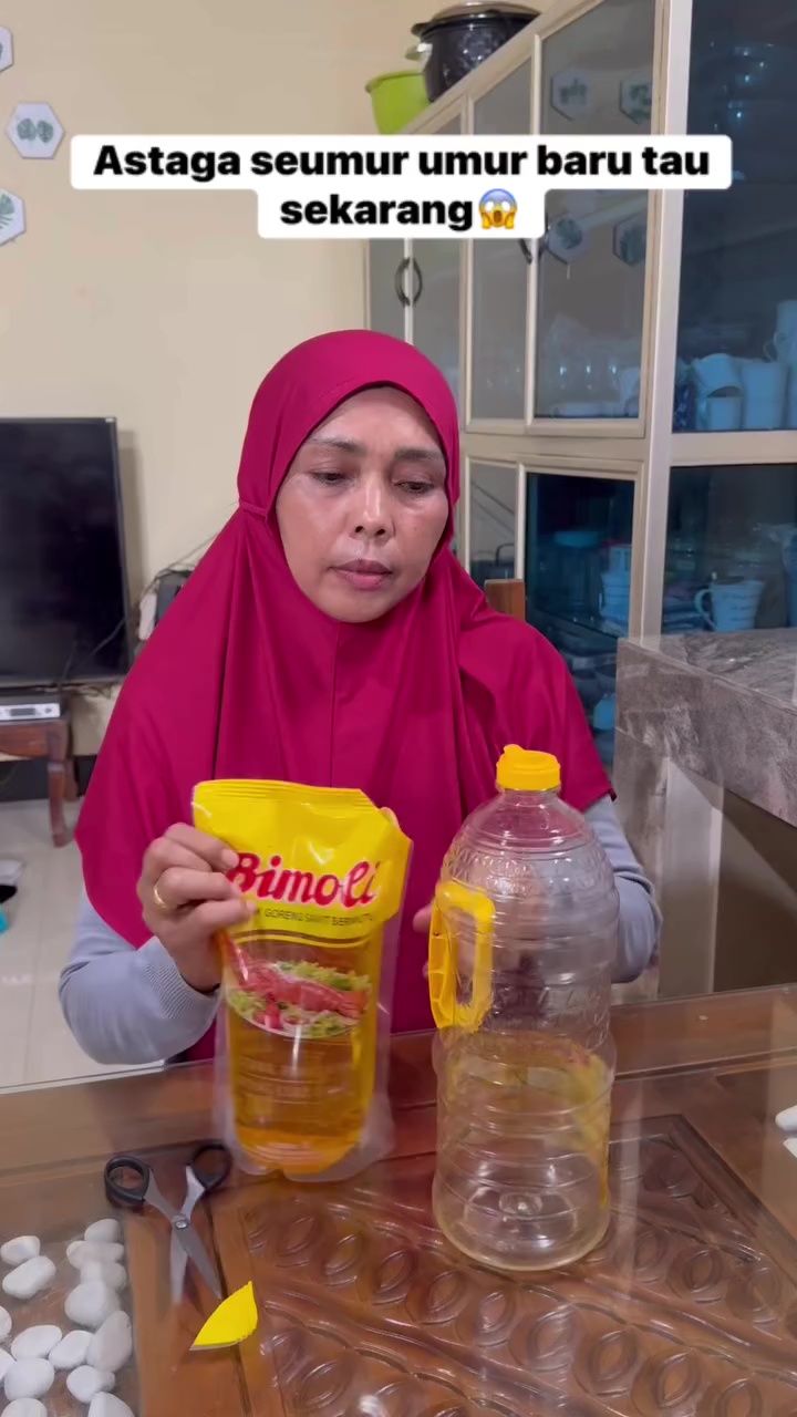 Ingin refil minyak goreng ke botol tapi nggak punya corong? Ini solusi praktisnya supaya tak tumpah