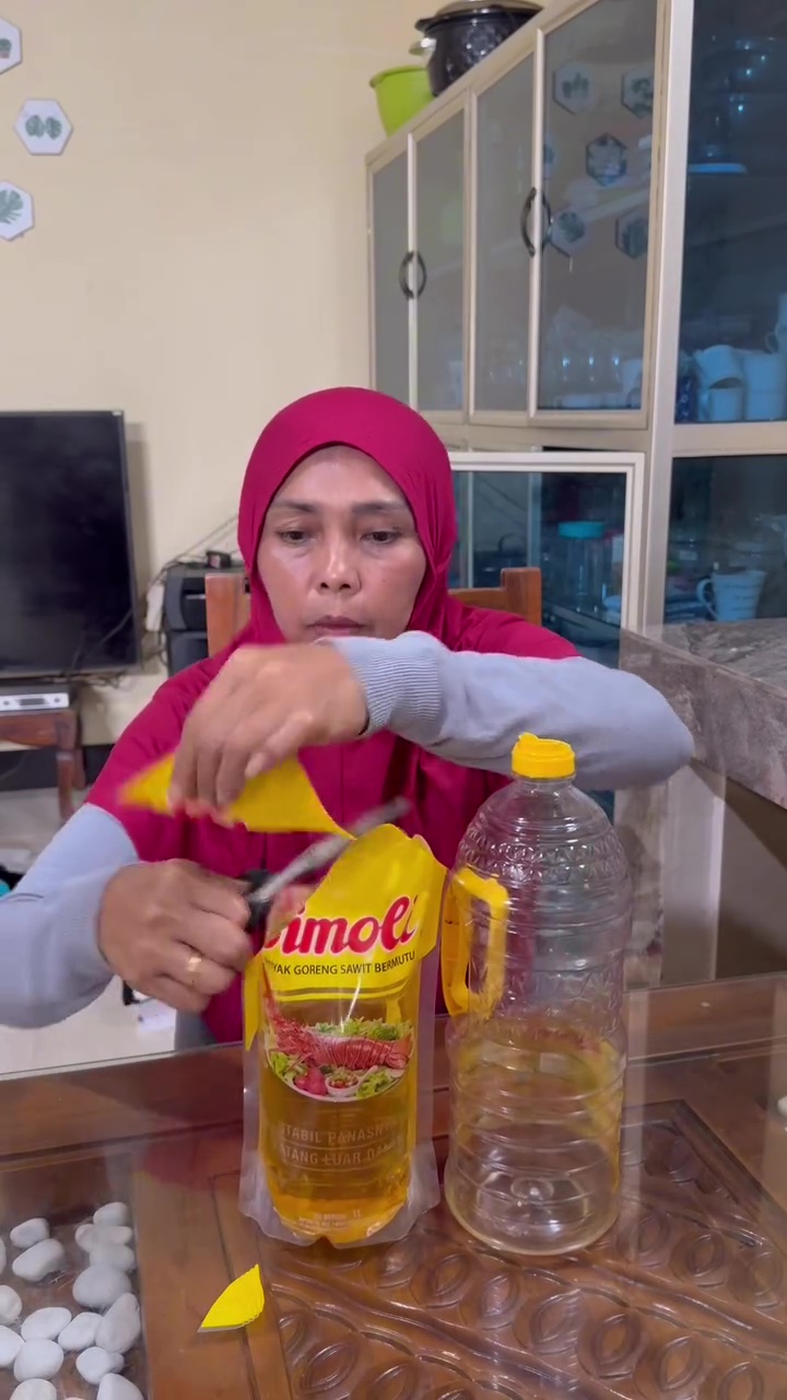 Ingin refil minyak goreng ke botol tapi nggak punya corong? Ini solusi praktisnya supaya tak tumpah