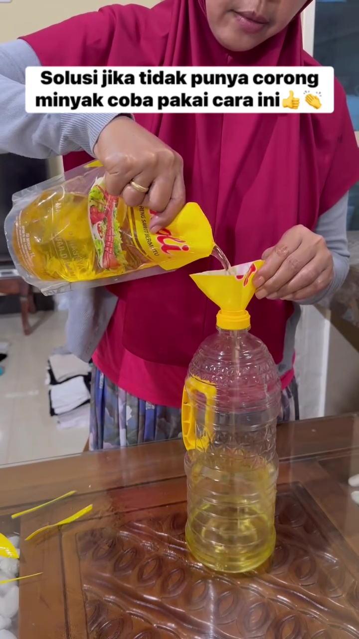 Ingin refil minyak goreng ke botol tapi nggak punya corong? Ini solusi praktisnya supaya tak tumpah