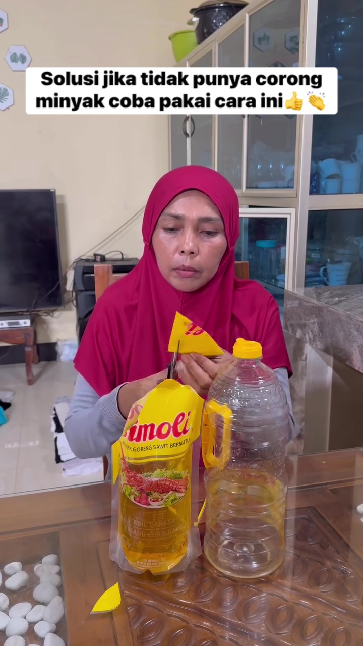 Ingin refil minyak goreng ke botol tapi nggak punya corong? Ini solusi praktisnya supaya tak tumpah