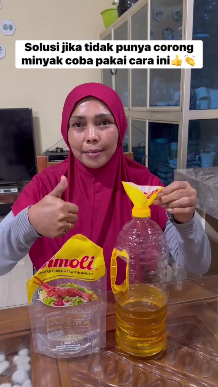 Ingin refil minyak goreng ke botol tapi nggak punya corong? Ini solusi praktisnya supaya tak tumpah