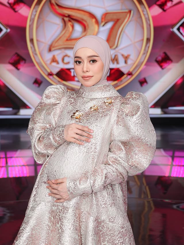 Hamil anak ke-3 selang 4 bulan melahirkan, ini 9 potret Lesty Kejora dengan baby bump sudah terlihat