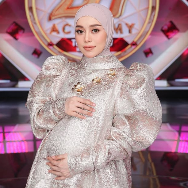 Hamil anak ke-3 selang 4 bulan melahirkan, ini 9 potret Lesty Kejora dengan baby bump sudah terlihat