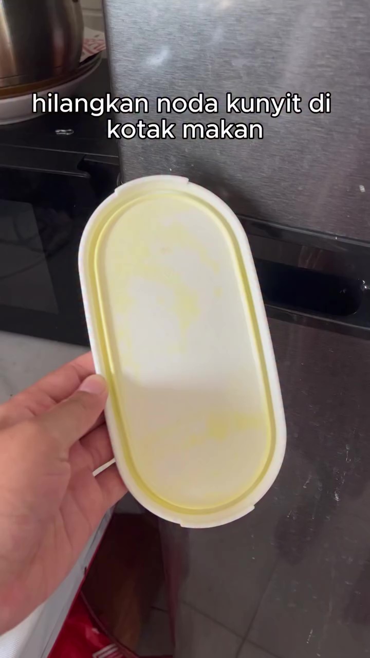 Bukan dicuci pakai odol, cara ini lebih ampuh hilangkan noda kunyit di perabot plastik tanpa bekas