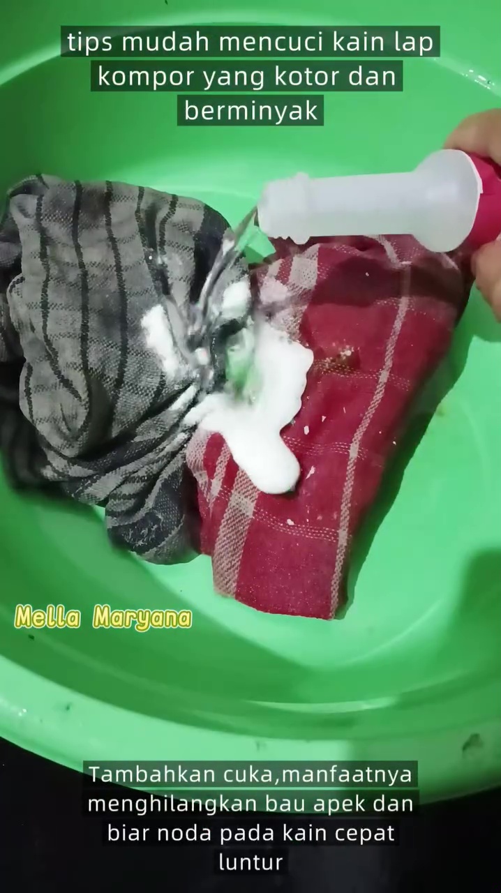 Bisa bersih tanpa disikat, wanita ini punya cara cuci lap dapur dekil berminyak modal 3 bahan dapur