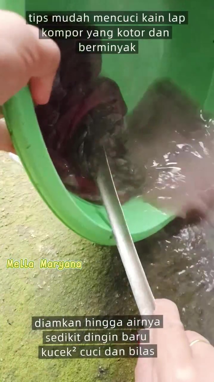 Bisa bersih tanpa disikat, wanita ini punya cara cuci lap dapur dekil berminyak modal 3 bahan dapur