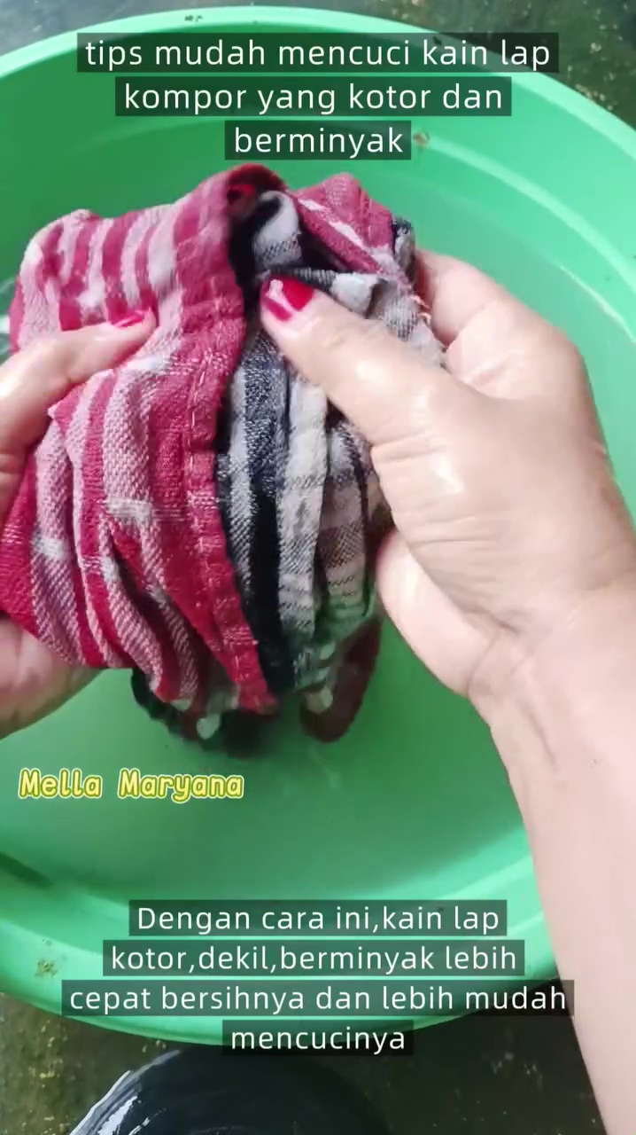 Bisa bersih tanpa disikat, wanita ini punya cara cuci lap dapur dekil berminyak modal 3 bahan dapur