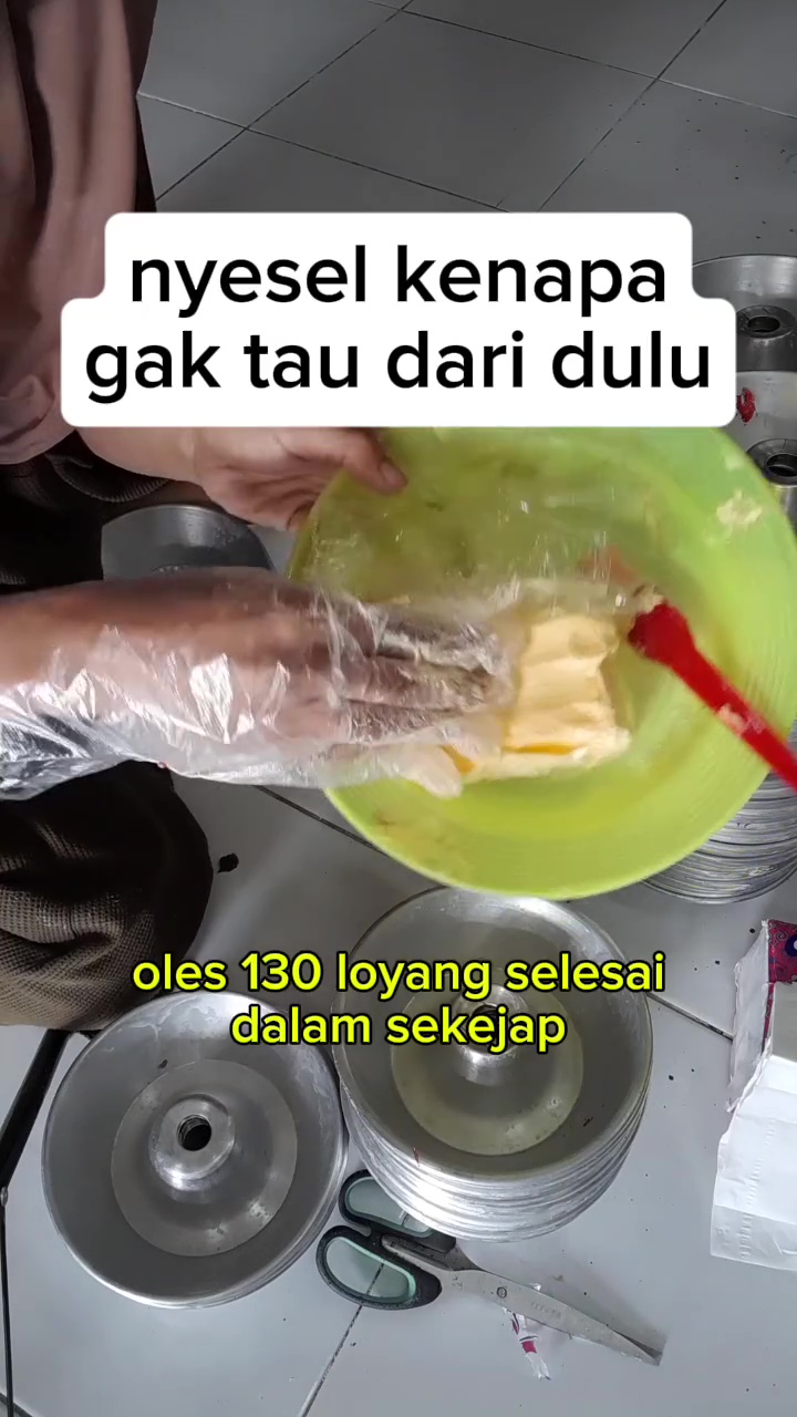 Lebih cepat dibandingkan pakai kuas, ini cara mengoleskan margarin ke loyang dalam jumlah banyak 