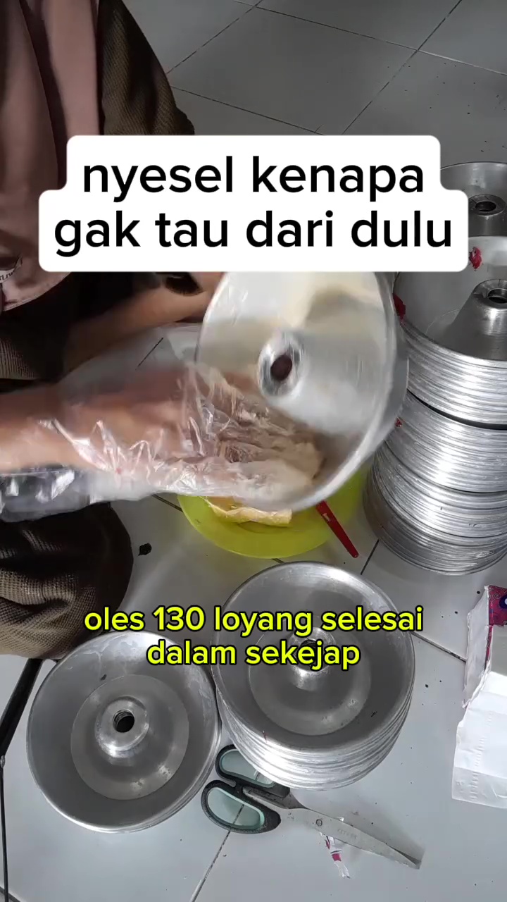 Lebih cepat dibandingkan pakai kuas, ini cara mengoleskan margarin ke loyang dalam jumlah banyak 